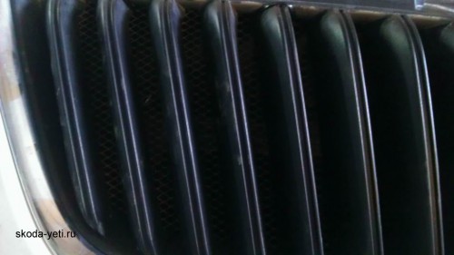 Установка сетки в решётку радиатора Skoda Yeti
