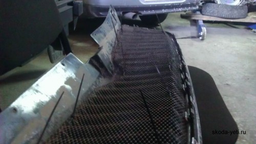 Установка сетки в решётку радиатора Skoda Yeti